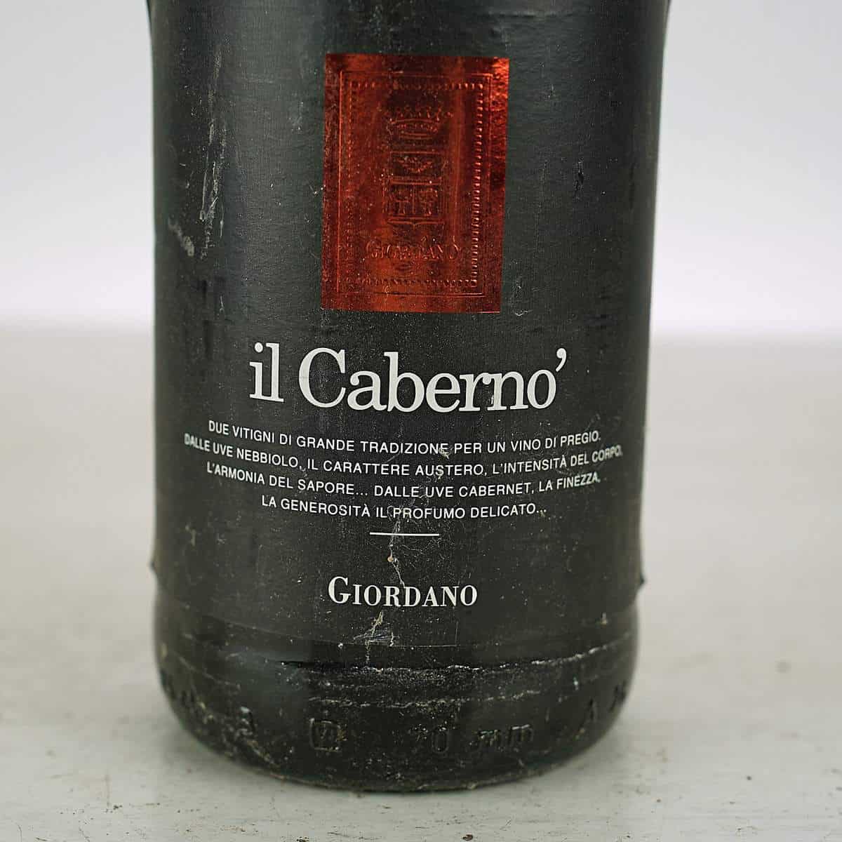 Una bottiglia Giordano e la memoria del vino venduto a domicilio 1 Dettaglio di bottiglia di vino vintage Giordano
