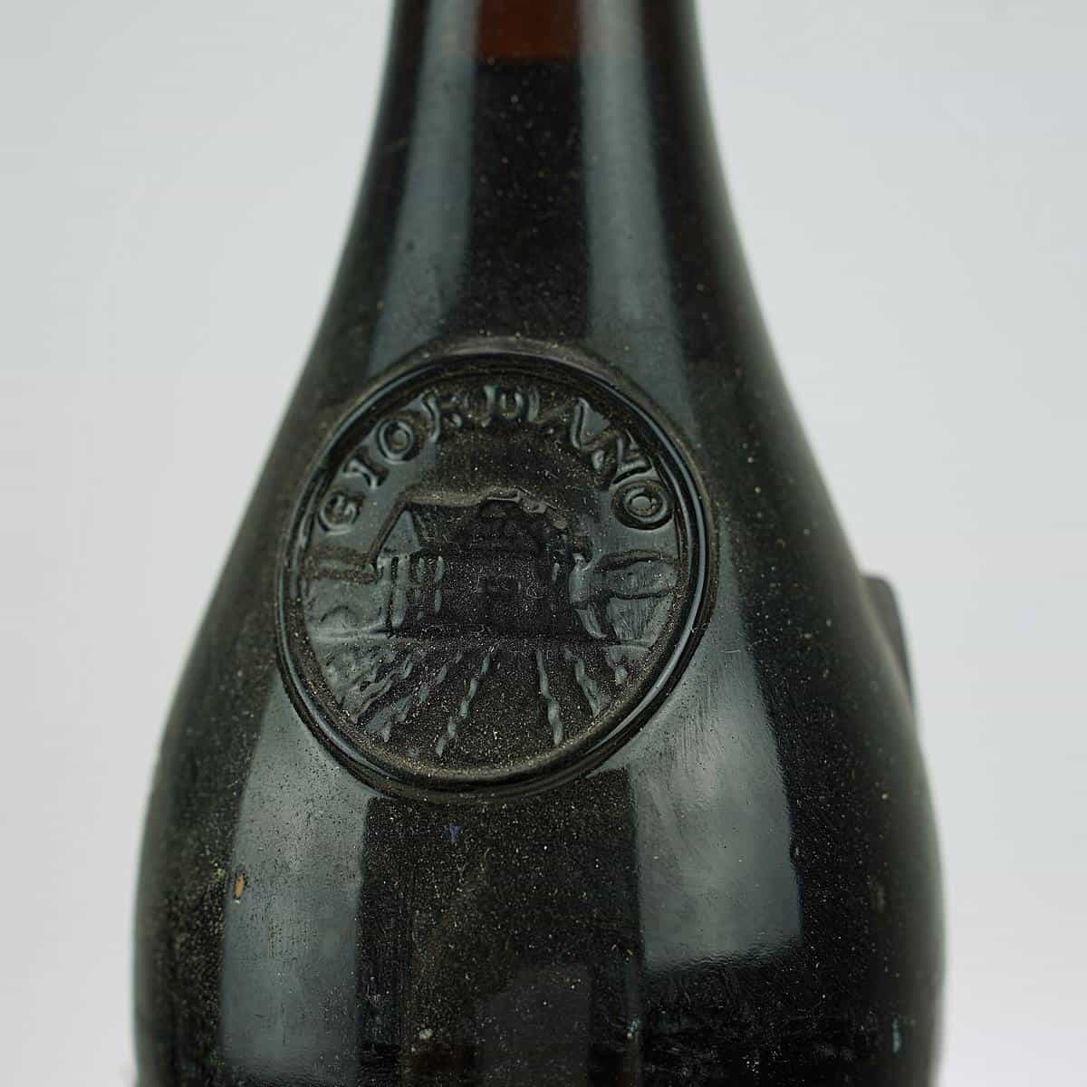 Una bottiglia Giordano e la memoria del vino venduto a domicilio 2 Bottiglia Giordano da collezione con etichetta storica