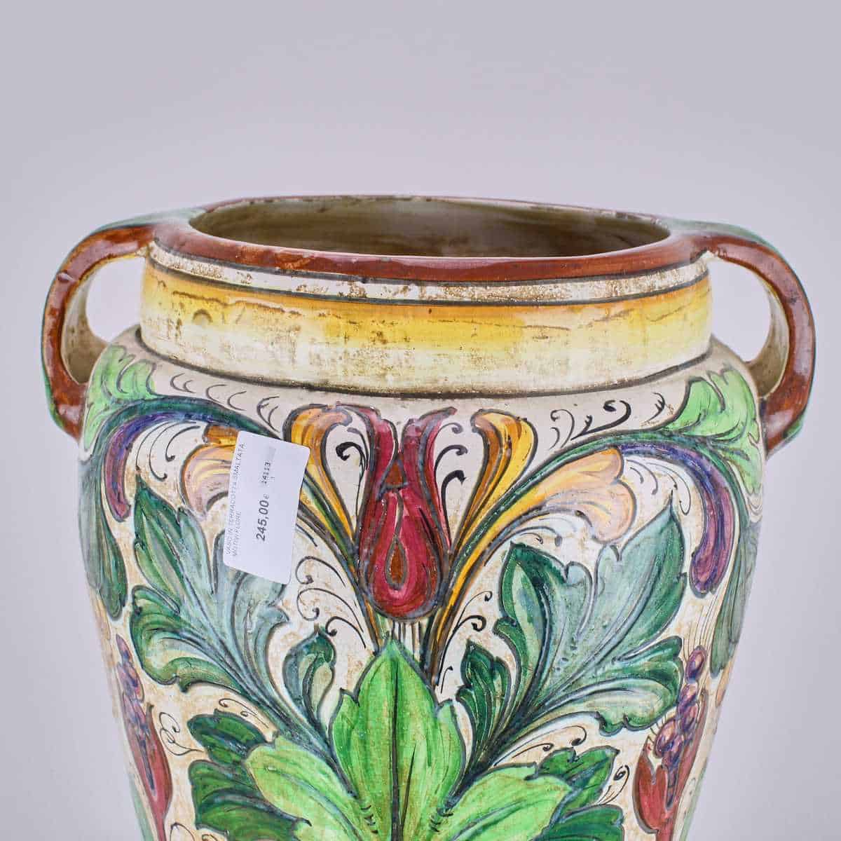 Il fiore fermato dal fuoco: storia e presenza del vaso in terracotta smaltata 1 Vaso in terracotta smaltata con decori floreali