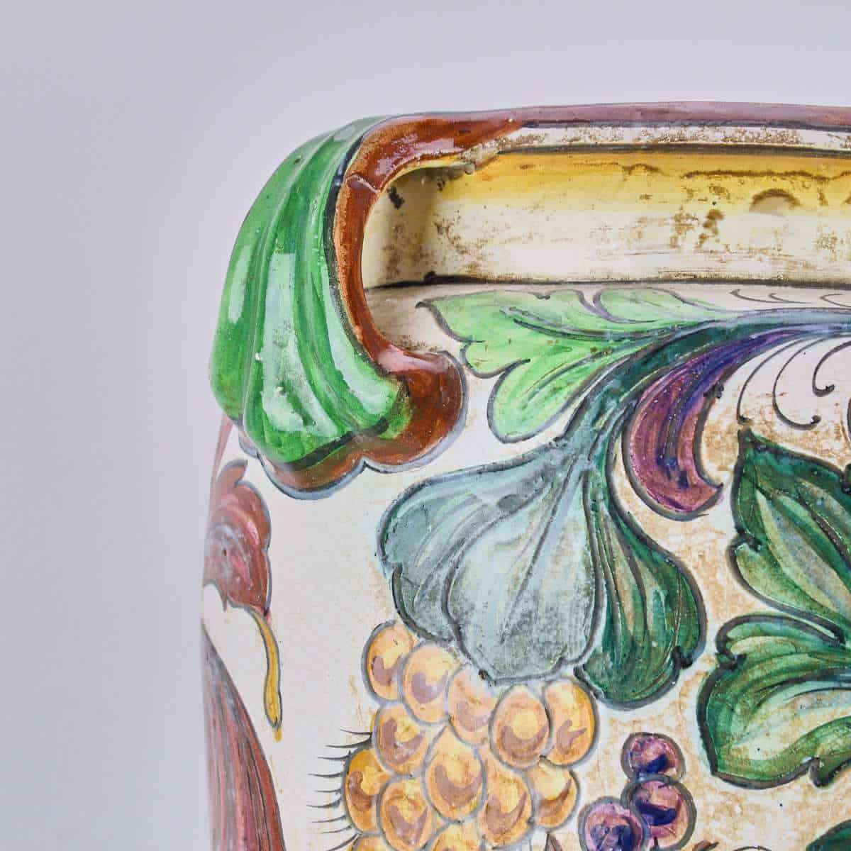 Il fiore fermato dal fuoco: storia e presenza del vaso in terracotta smaltata 2 Dettaglio di vaso decorativo in terracotta smaltata a motivi floreali