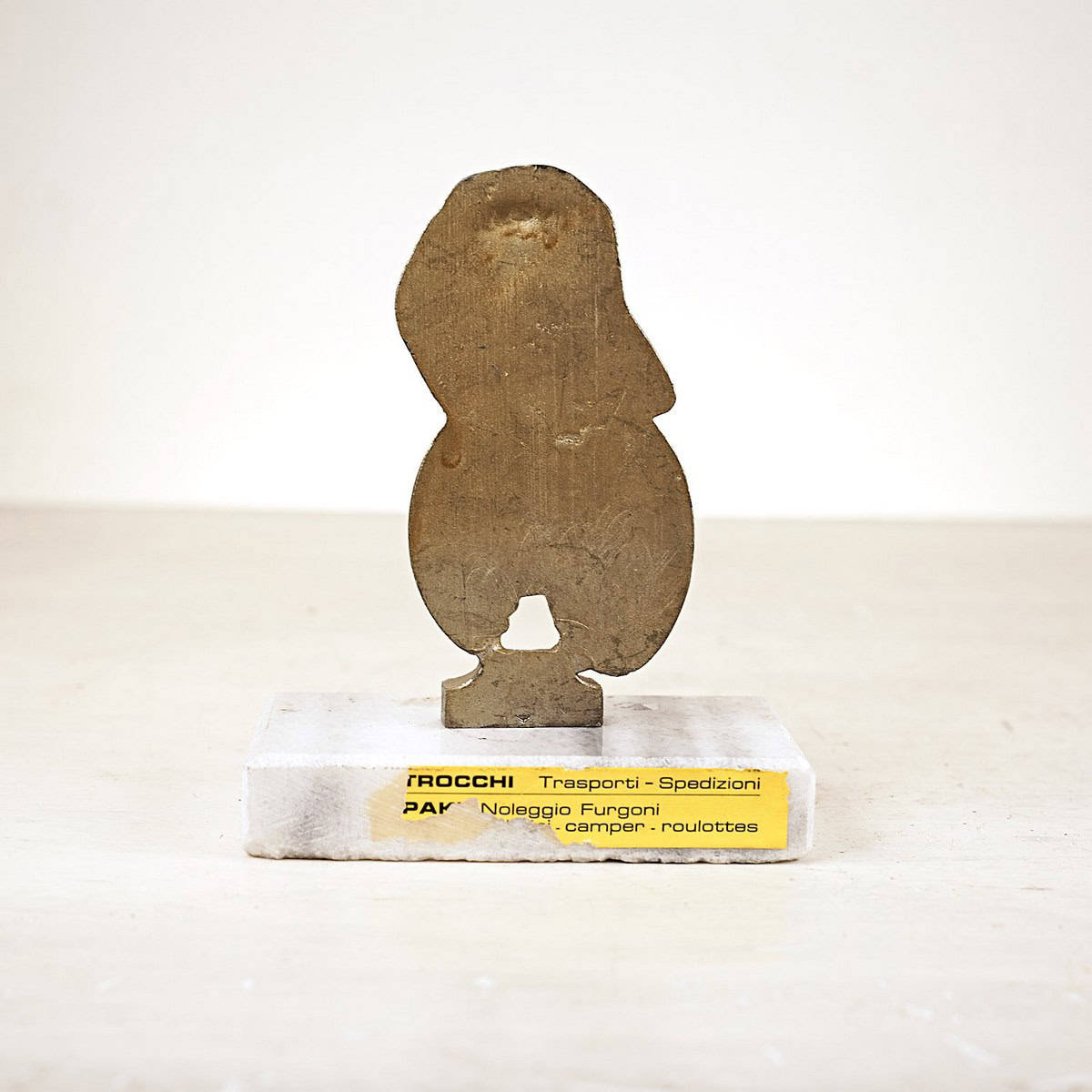 Quel piccolo trofeo che racconta il ciclismo di paese 2 Dettaglio laterale di piccolo premio dedicato al ciclismo