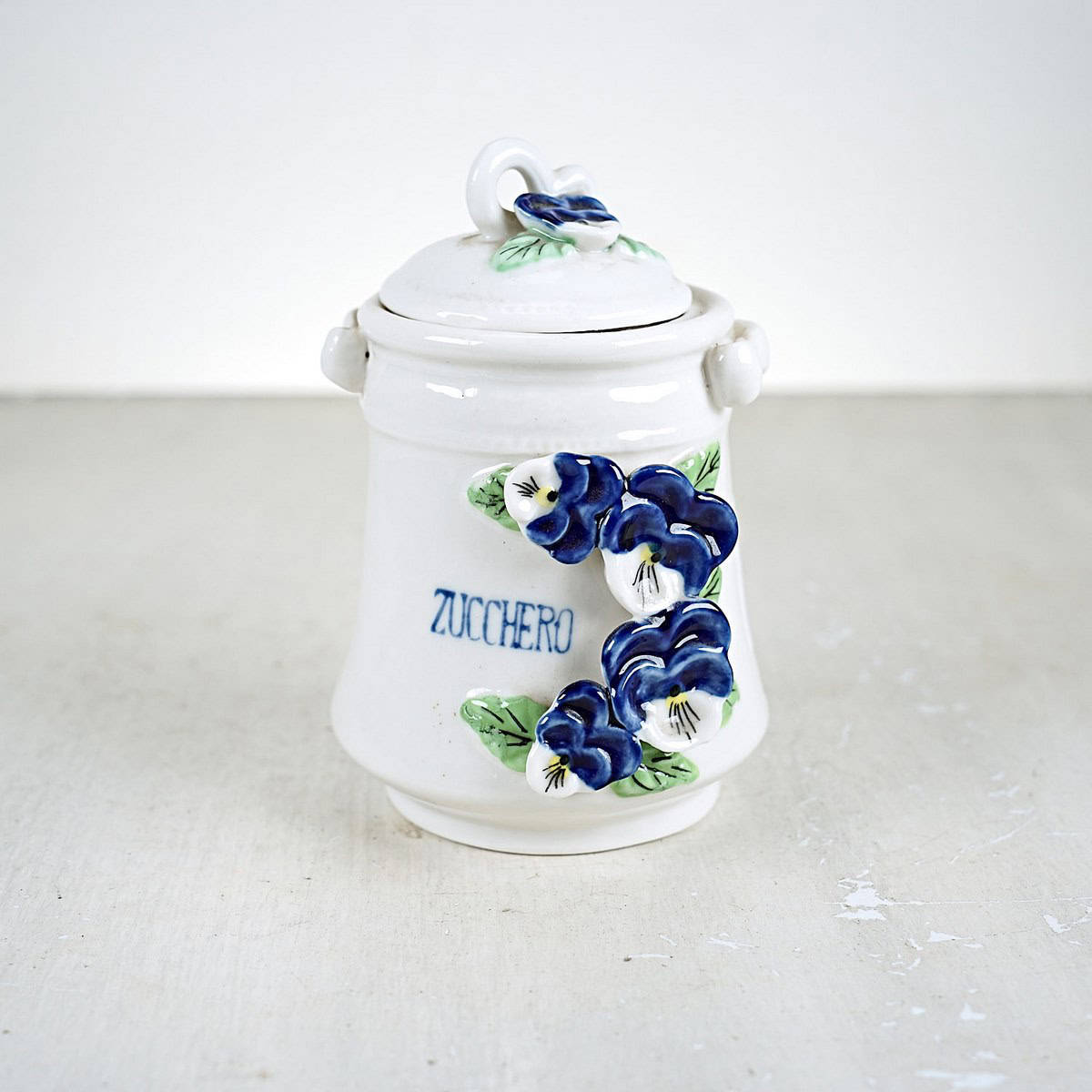 zuccheriera in ceramica con decori floreali in rilievo