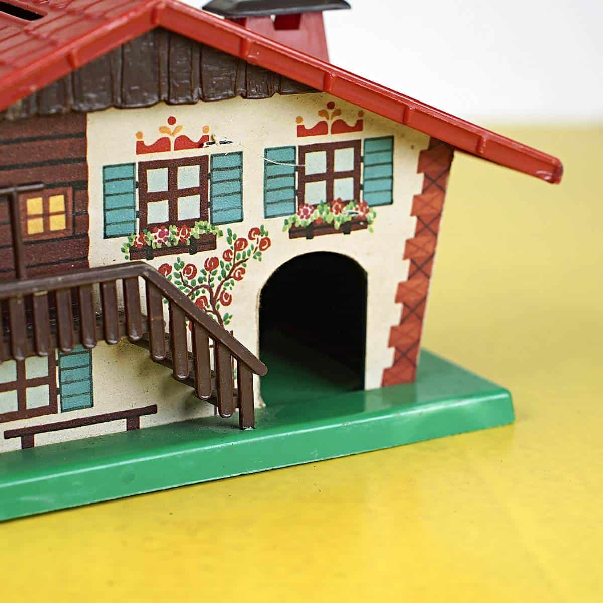 Salvadanaio In Legno A Forma Di Capanna Balneare – 19,5 Cm, Colorato, Dipinto A Mano, Stile Nautico, Rosso