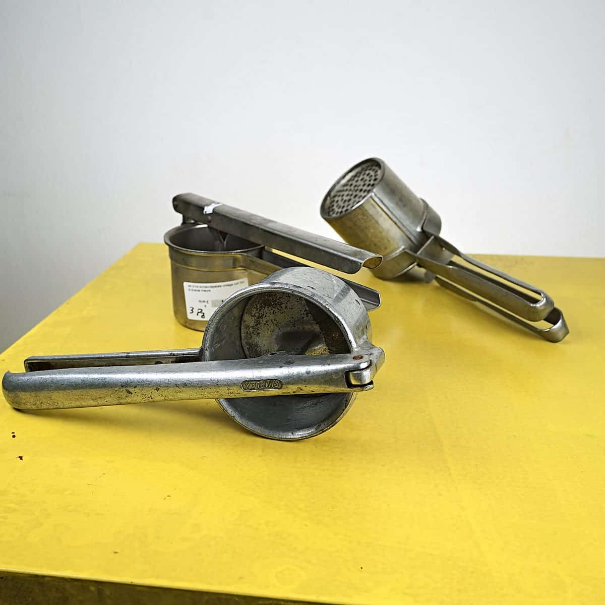 set di tre schiacciapatate vintage con fori di diverse misure ...