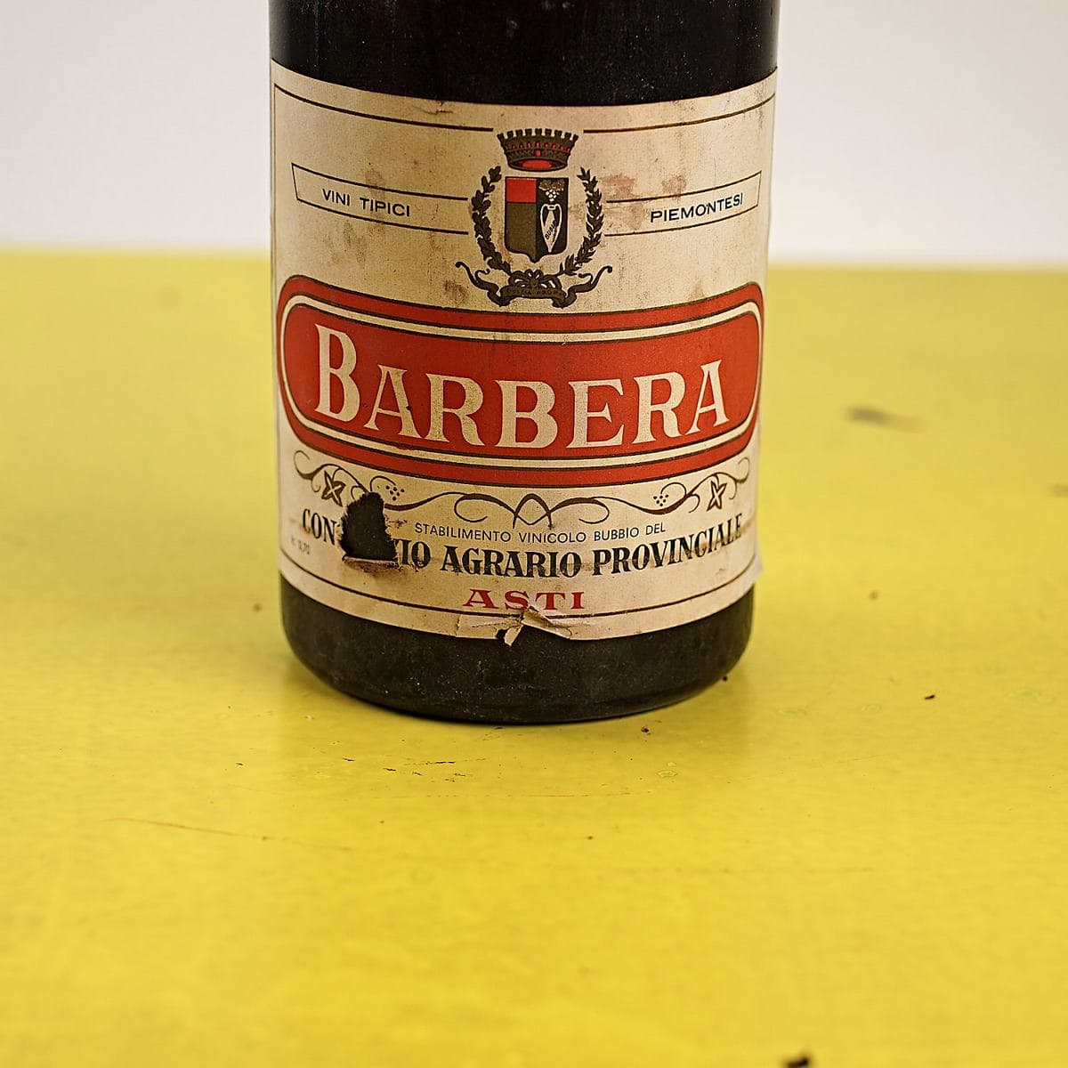 Una bottiglia del 1961 e il tempo della Barbera astigiana 1 Dettaglio di una bottiglia Barbera d'Asti 1961
