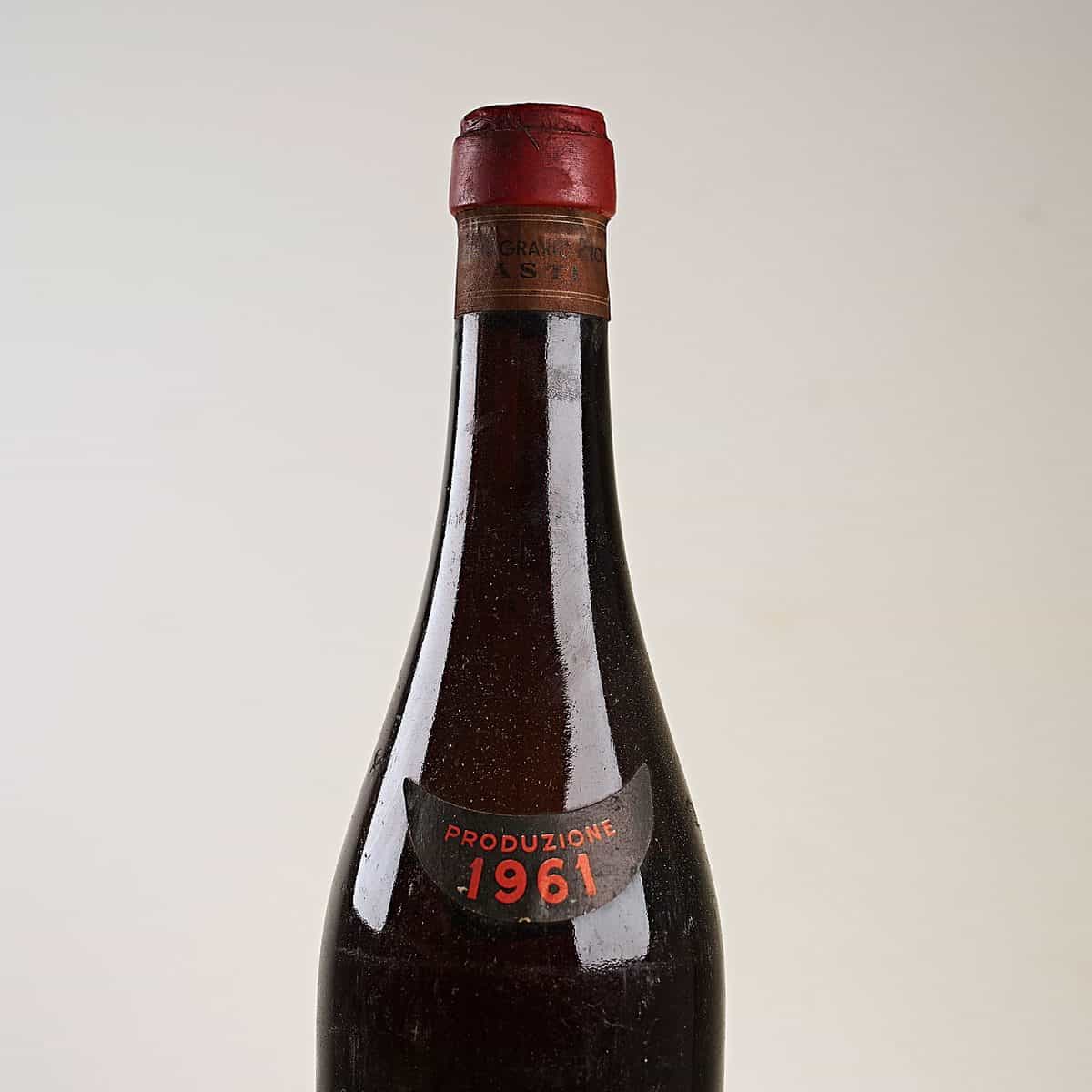 Una bottiglia del 1961 e il tempo della Barbera astigiana 2 Bottiglia storica di vino del Consorzio Agrario Provinciale di Asti