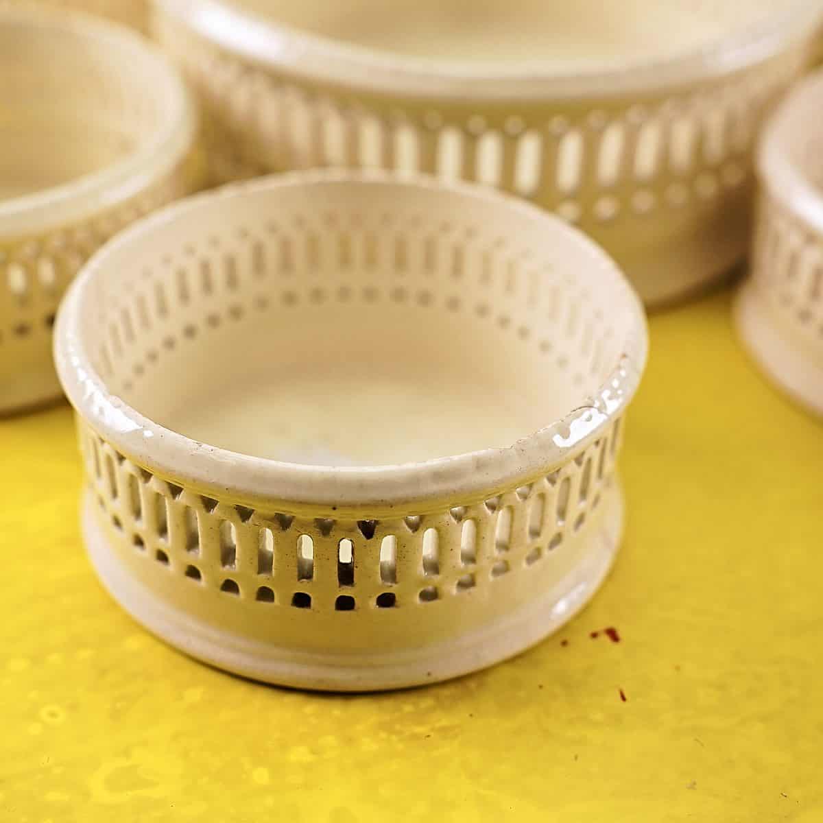 Piccoli vuoti, grande lavoro: le ciotole traforate in terracotta 1 Dettaglio di ciotole traforate antiche in terracotta smaltata