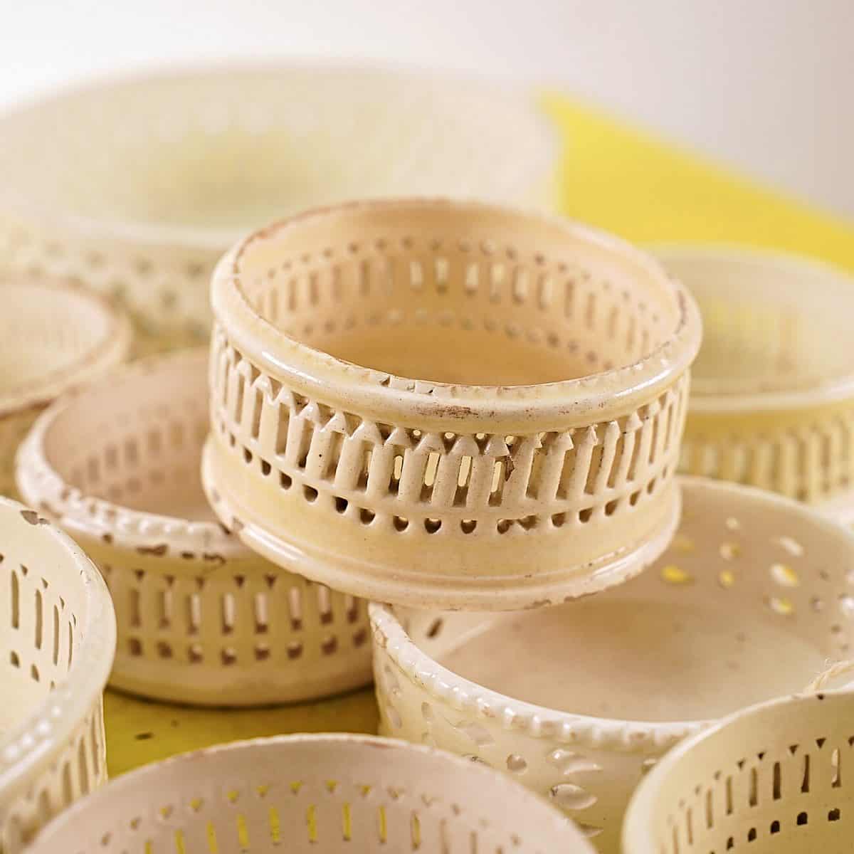 Piccoli vuoti, grande lavoro: le ciotole traforate in terracotta 2 Gruppo di piccole ciotole in terracotta smaltata con trafori