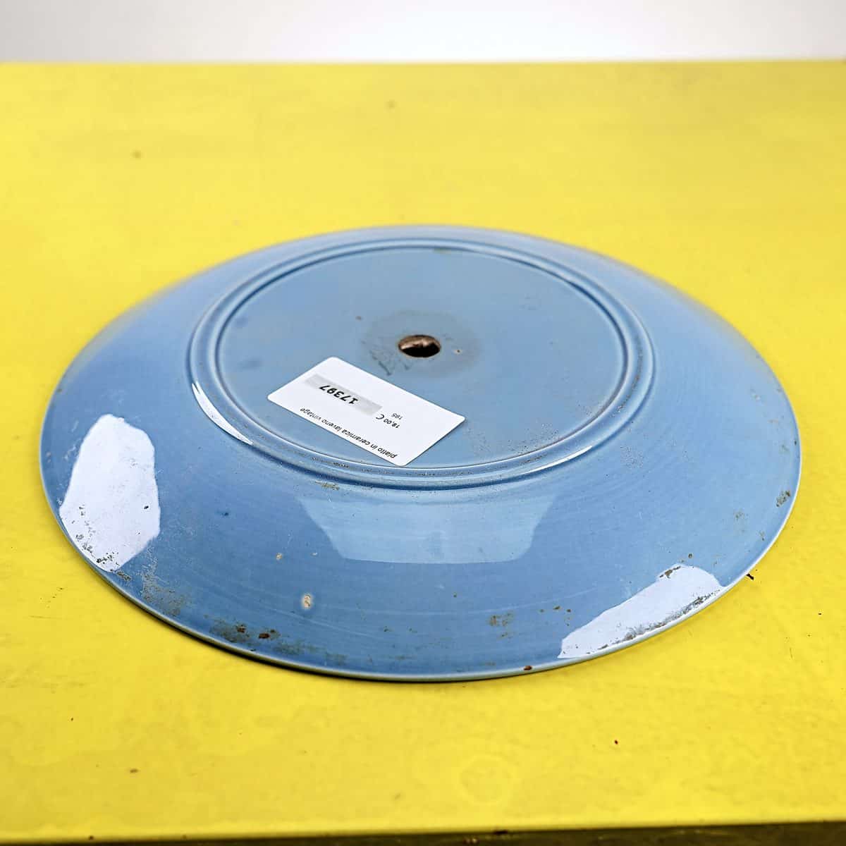 Un piatto Laveno e la storia della tavola industriale italiana 2 Retro di un piatto vintage in ceramica con foro per appensione