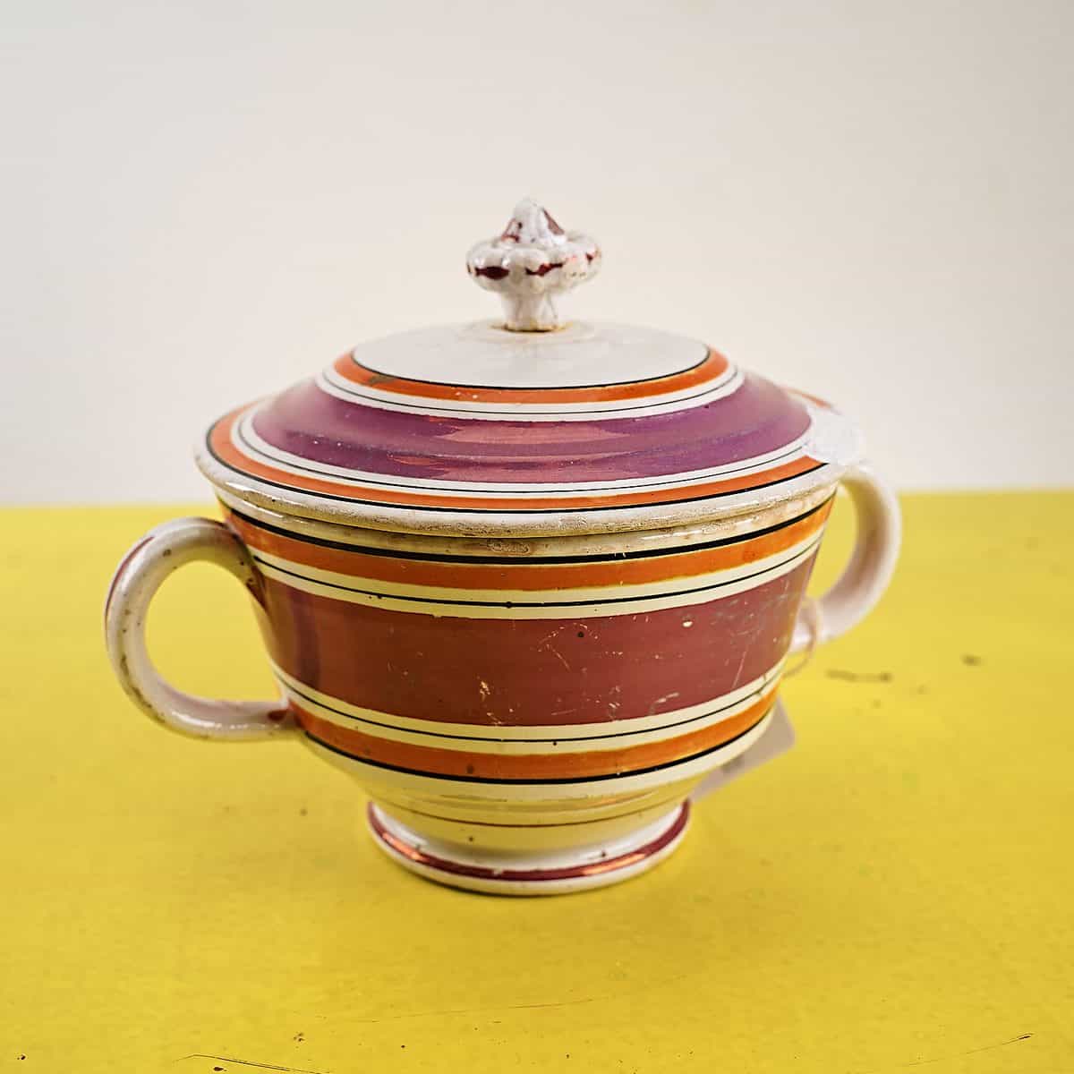 zuppiera antica in ceramica