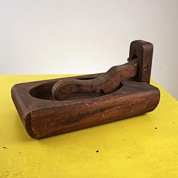 antico schiaccianoci artigianale in legno