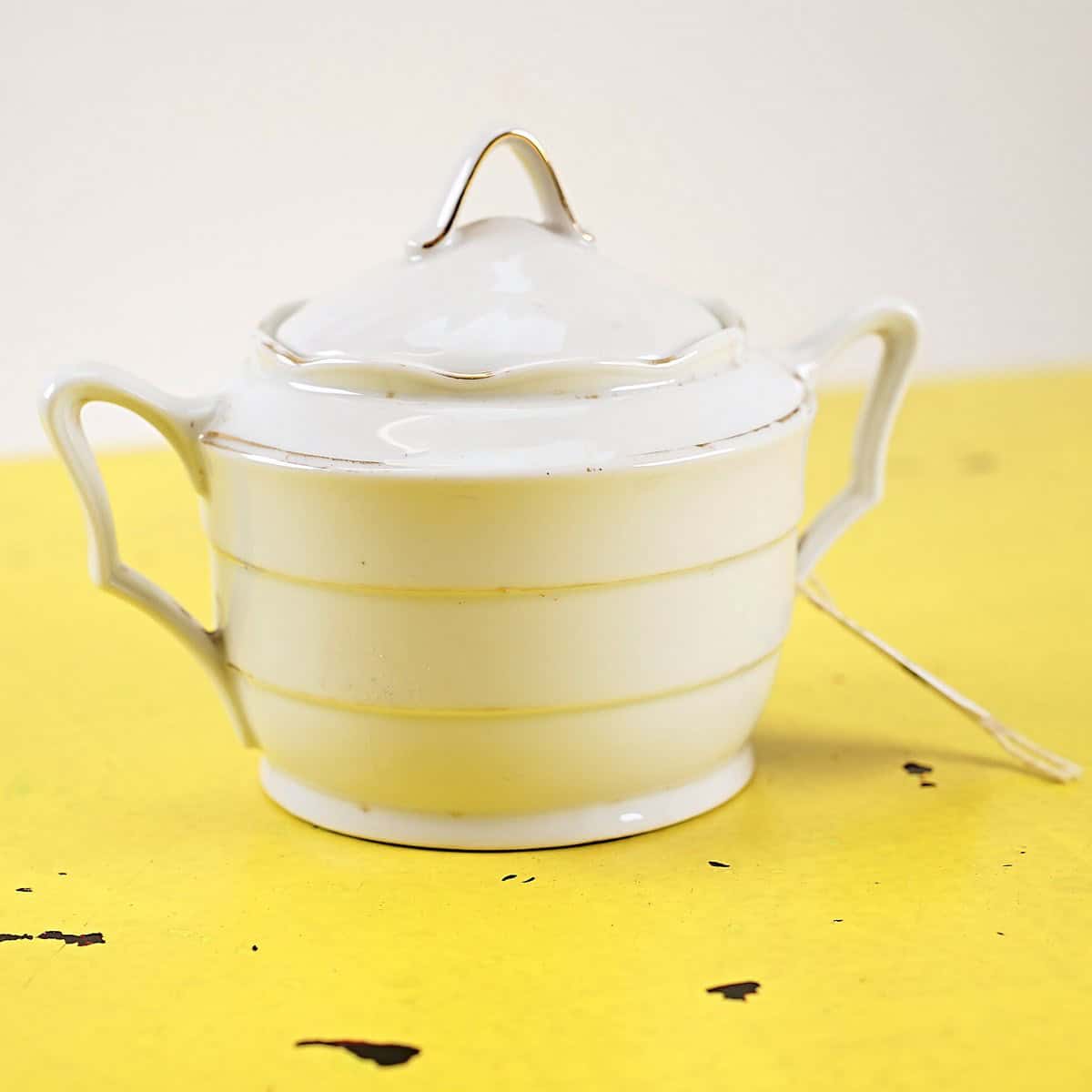 zuccheriera vintage in porcellana con decori dorati