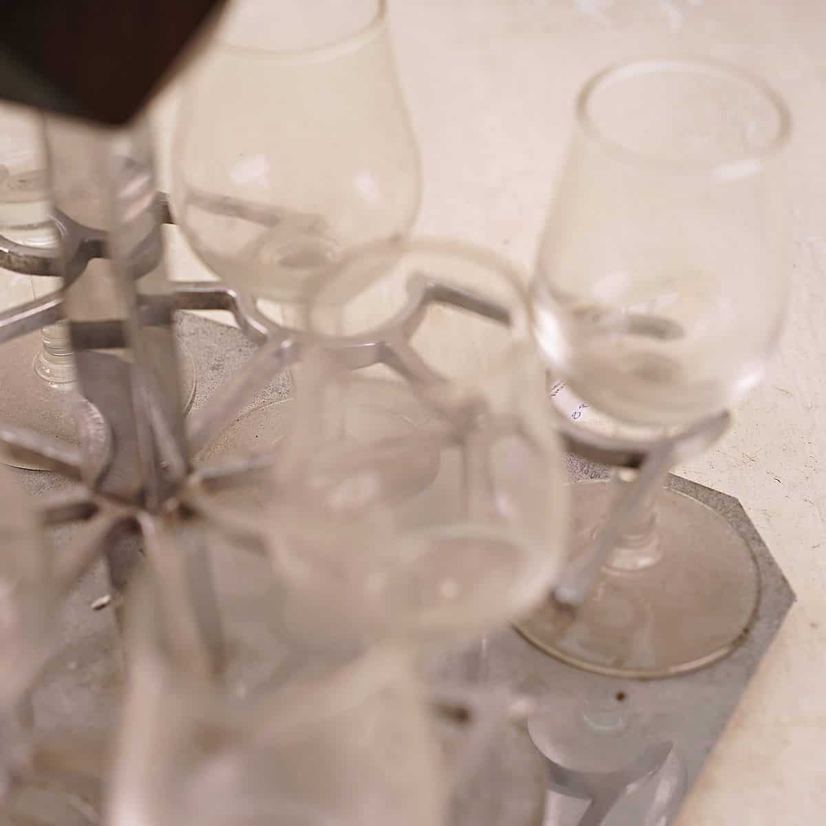 Set 4 Bicchierini Da Liquore In Metallo Vintage Con Motivo Floreale In Rilievo, Lega Di Zinco Bronzo: Ideali Per Aperitivi, Feste E Regali - 4