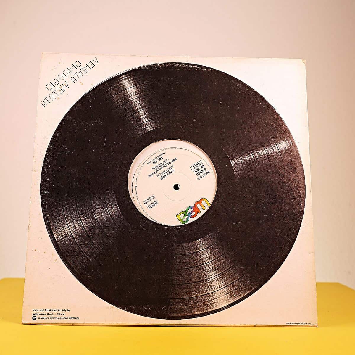 Un disco doppio per uscire dall’ombra: Kiss Me Kiss Me Kiss Me dei Cure 1 Vinile LP Kiss Me fotografato da vicino