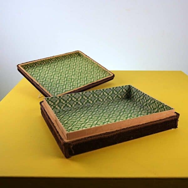 scatola vintage in legno ricoperta di velluto con rosa in ceramica - immagine 4