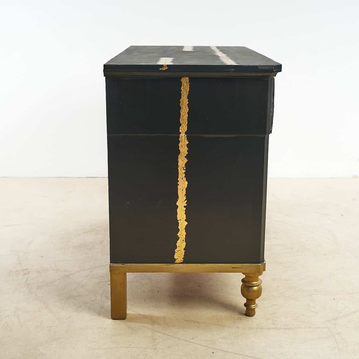 Il comò ottocentesco tra ordine domestico e nuova decorazione 2 Dettaglio di cassettiera nera con decorazione in foglia oro