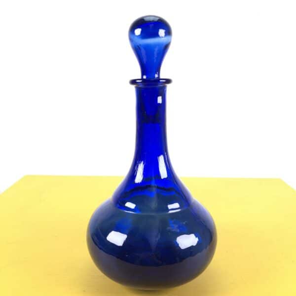 bottiglia in vetro blu realizzata con vetro reciclato, made in spain