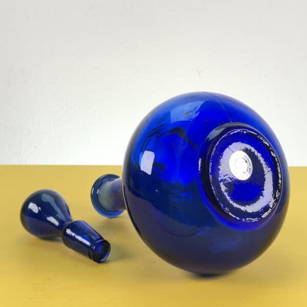 bottiglia in vetro blu realizzata con vetro reciclato, made in spain - immagine 6