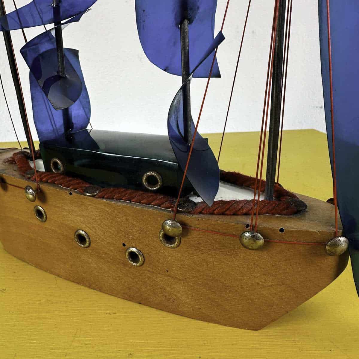 Una nave accesa sullo scaffale: storia e linguaggio del modellino di veliero 1 Modellino di veliero vintage in legno e plastica