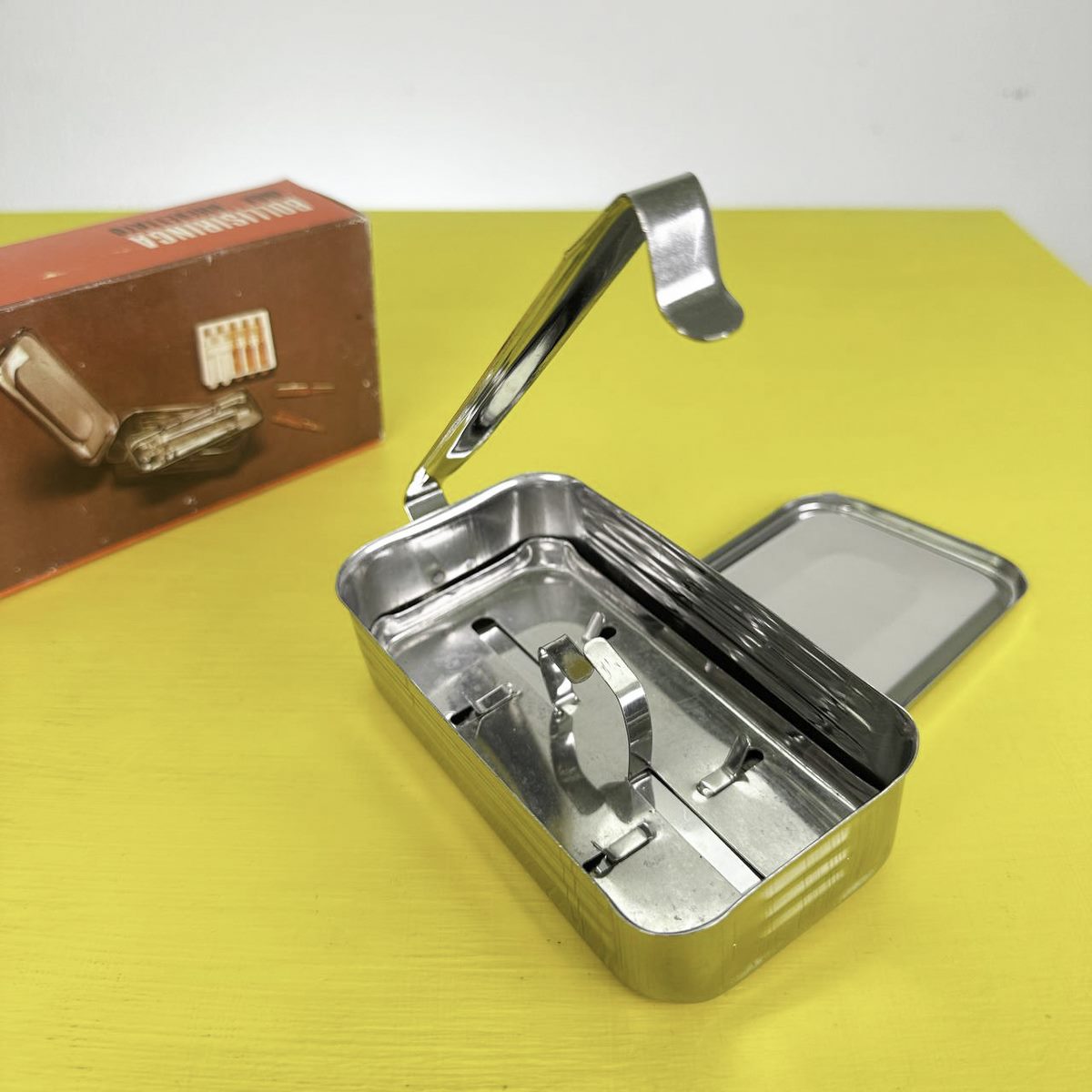Il bollisiringa vintage: quando sterilizzare era un gesto domestico 1 Bollisiringa vintage in acciaio inox visto dall'alto