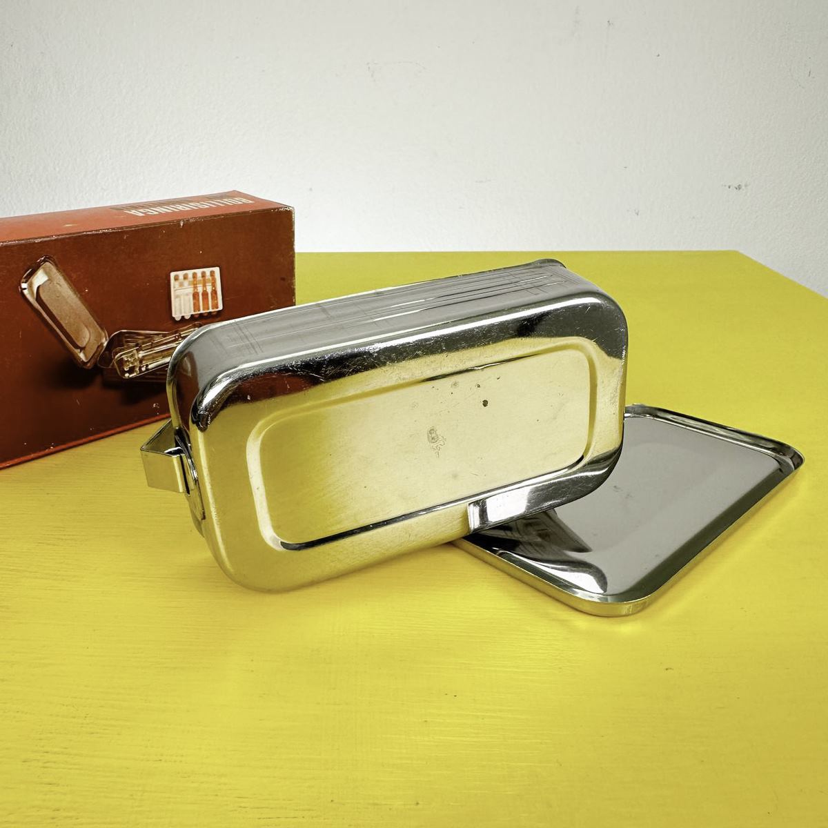 Il bollisiringa vintage: quando sterilizzare era un gesto domestico 2 Dettaglio laterale di contenitore bollisiringa in acciaio inox
