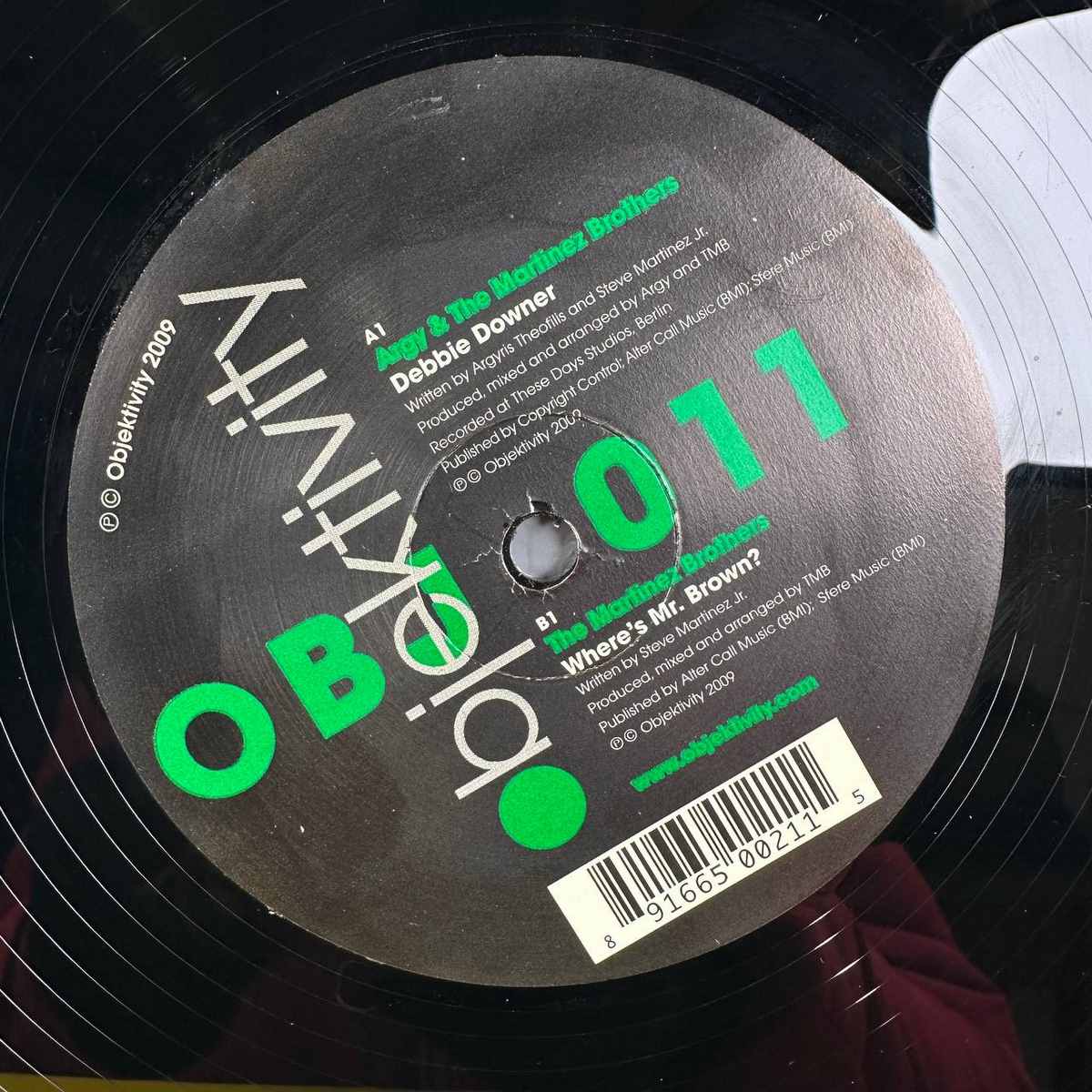 Un 33 giri house e il tempo lungo della pista: Argy & The Martinez Brothers 1 Dettaglio del vinile house 33 giri Argy e The Martinez Brothers