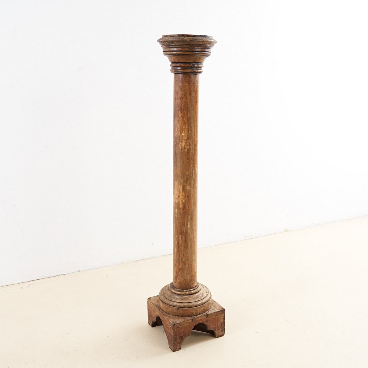 Una colonna di legno non sostiene soltanto un soffitto 1 Dettaglio di colonna in legno dei primi del Novecento