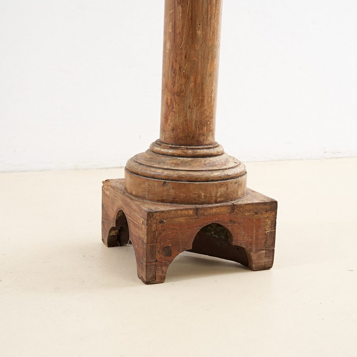 Una colonna di legno non sostiene soltanto un soffitto 2 Profilo di colonna in legno con patina del tempo