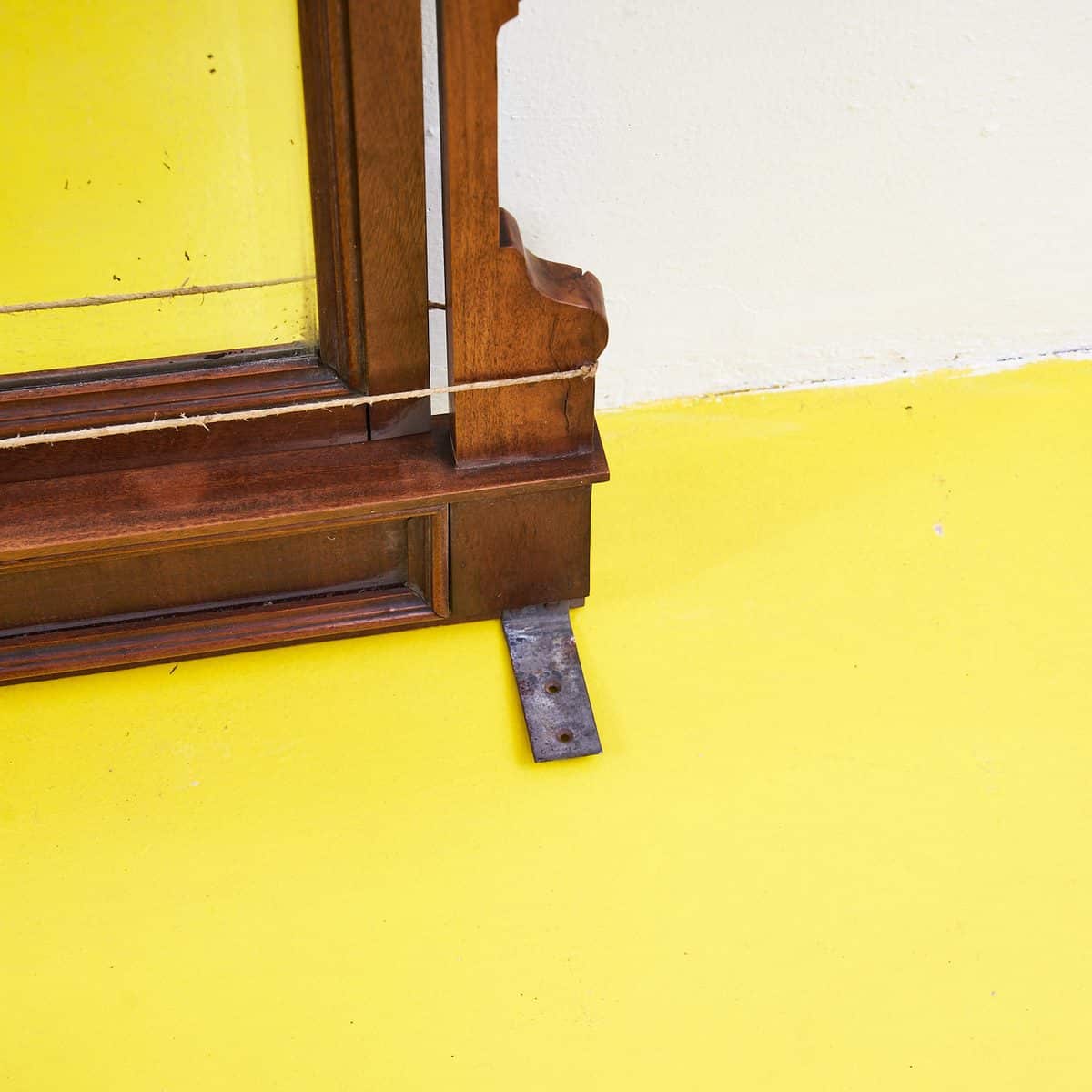 Lo specchio dei primi Novecento: una parete che imparava a guardare 1 Dettaglio dello specchio primi Novecento con cornice in legno