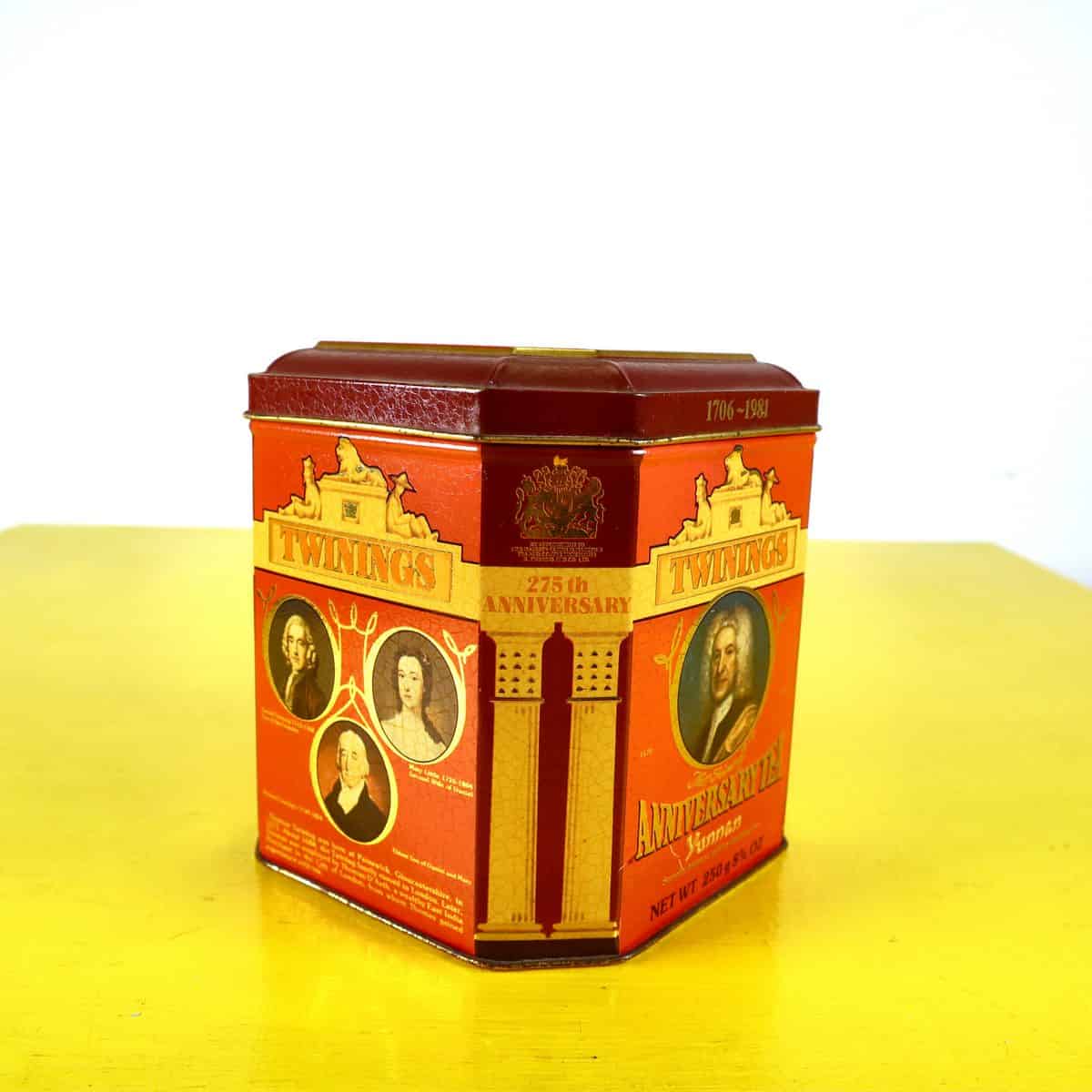 Una scatola Twinings del 1981 e la lunga vita della latta da tè 1 Scatola Twinings vintage in latta, vista laterale