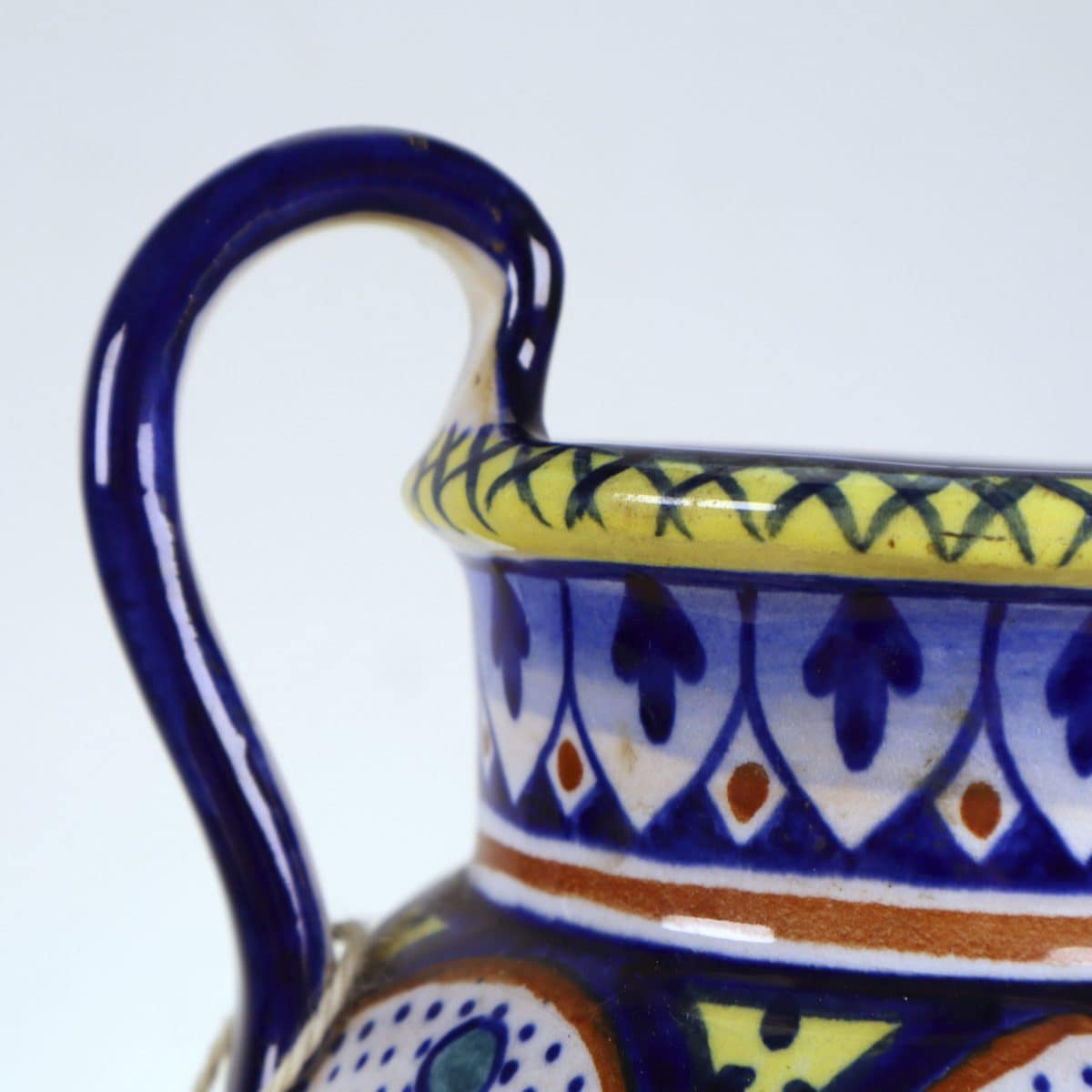 L’anfora: quando una forma antica entra nella ceramica di Faenza 1 Veduta laterale di un'anfora in ceramica con anse