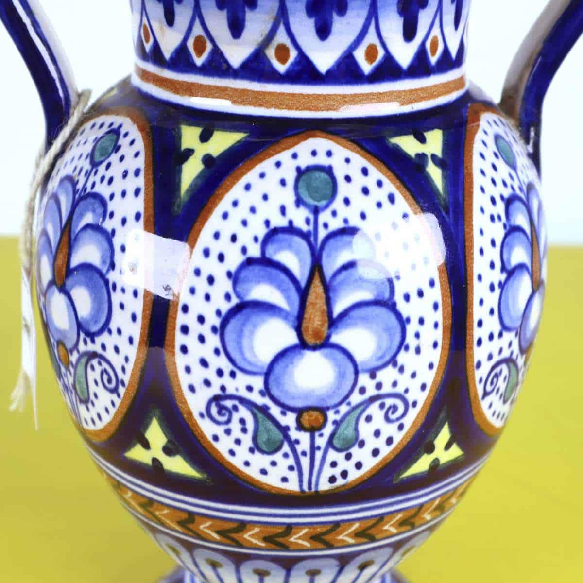 L’anfora: quando una forma antica entra nella ceramica di Faenza 2 Base di vaso decorativo in ceramica di Faenza