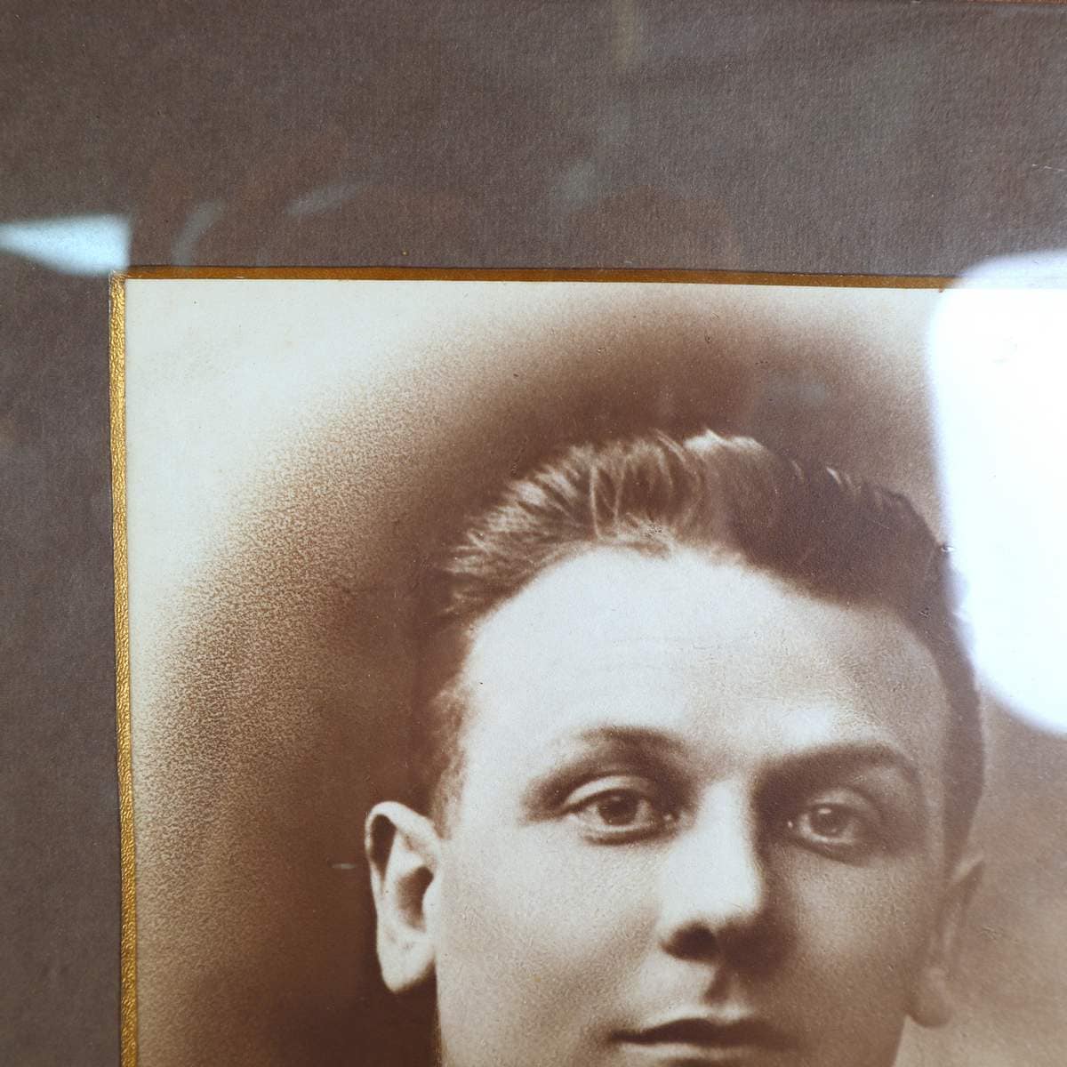 Quando una fotografia diventa quadro: memoria, parete e materia 1 Dettaglio di uno dei quadri con fotografia vintage