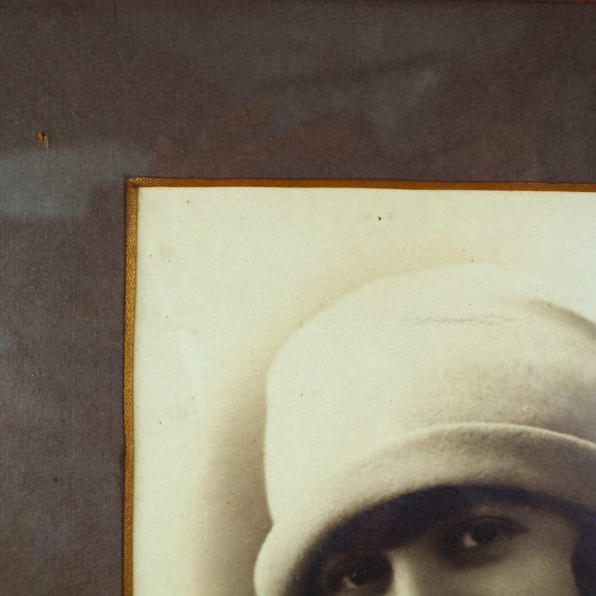 Quando una fotografia diventa quadro: memoria, parete e materia 2 Seconda veduta della coppia di quadri con fotografia vintage