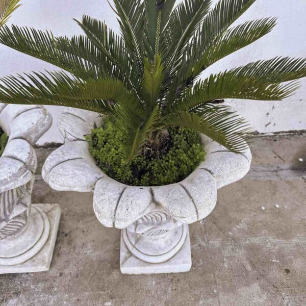 Fioriera doppia in cemento con eleganti motivi floreali, perfetta per ambienti esterni sofisticati. - immagine 5