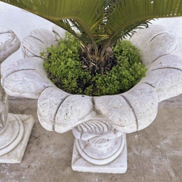 Fioriera doppia in cemento con eleganti motivi floreali, perfetta per ambienti esterni sofisticati. - immagine 8