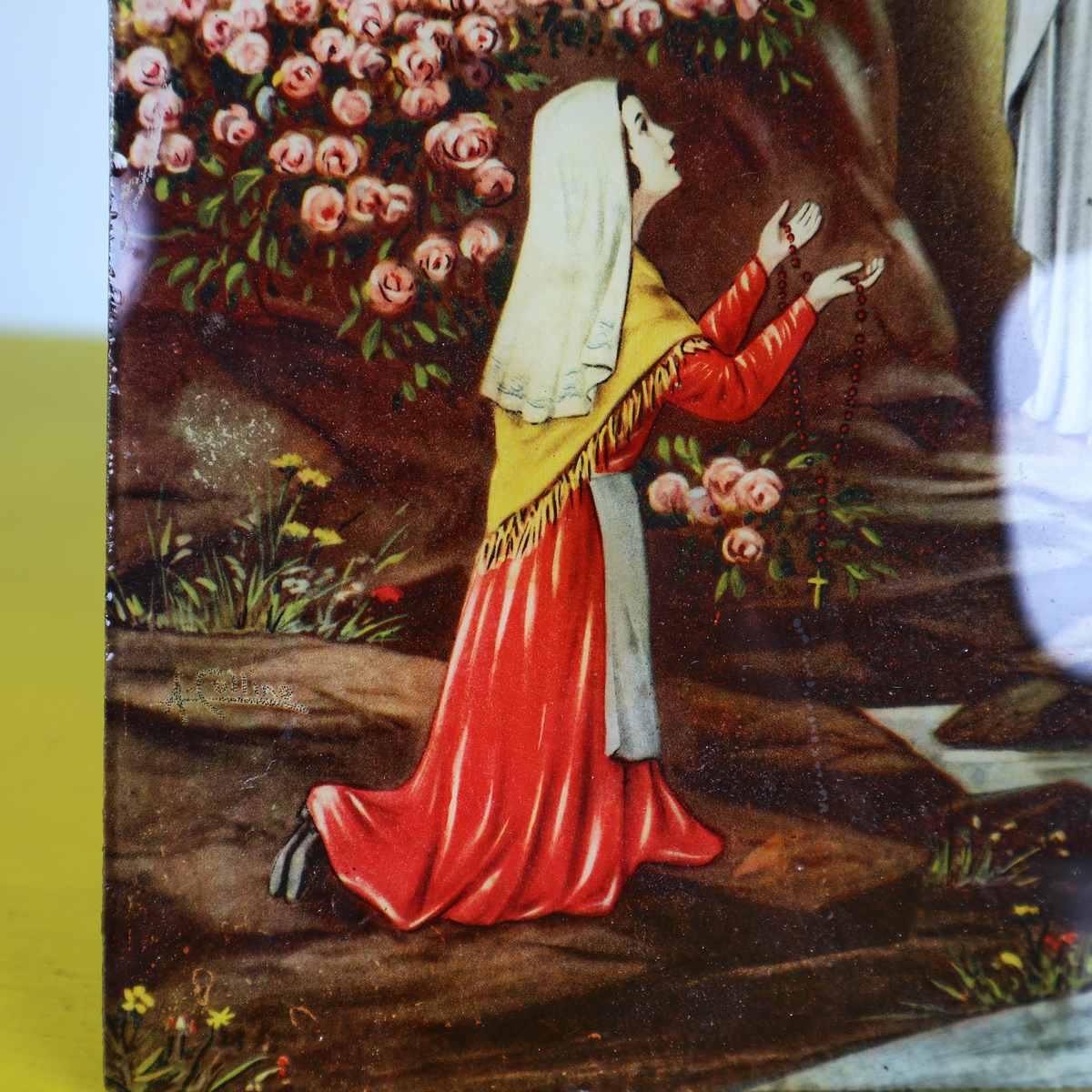 Dietro il vetro: storia e cura dei quadri religiosi domestici 1 Dettaglio di quadro religioso vintage in vetro