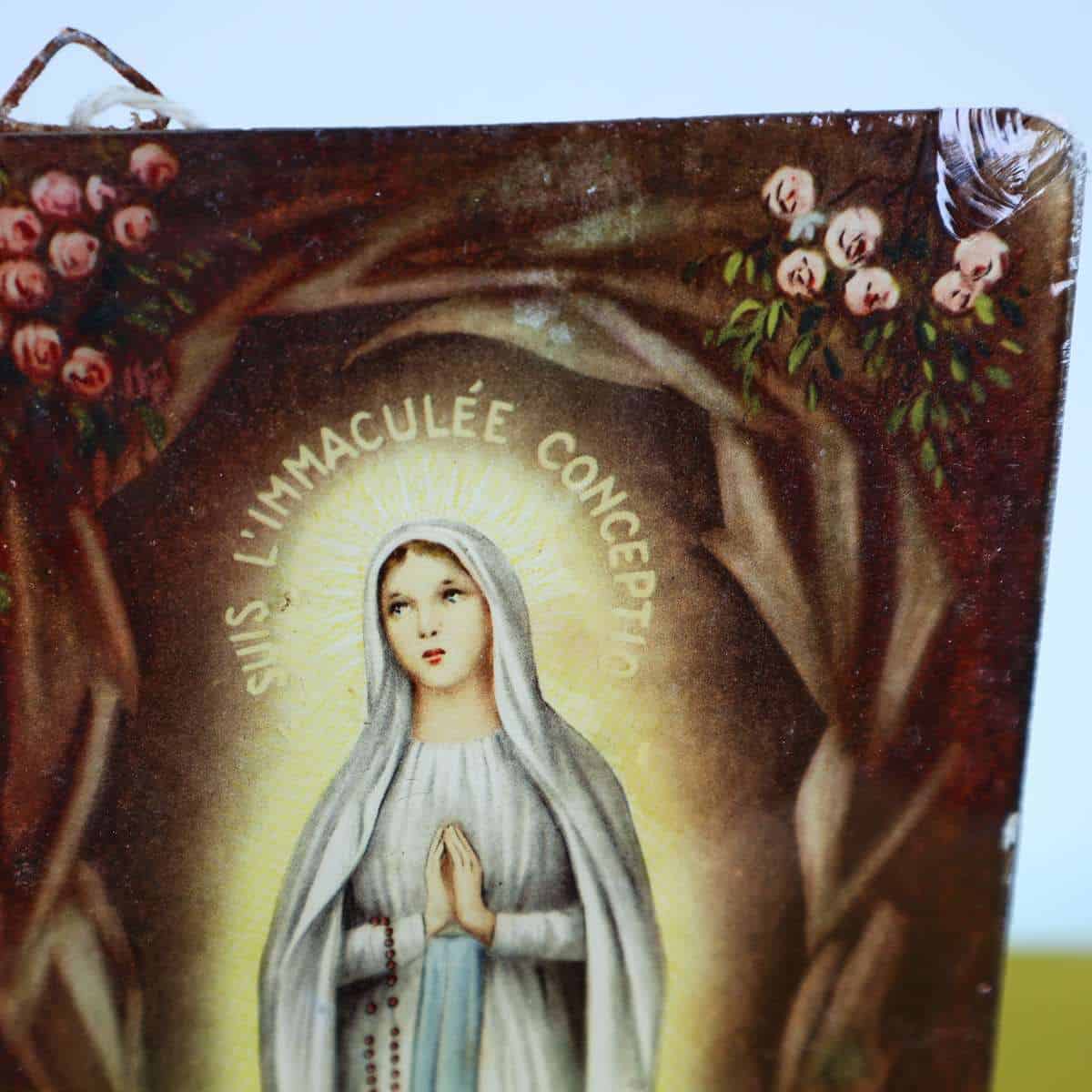 Dietro il vetro: storia e cura dei quadri religiosi domestici 2 Particolare della cornice di un quadro religioso vintage in vetro