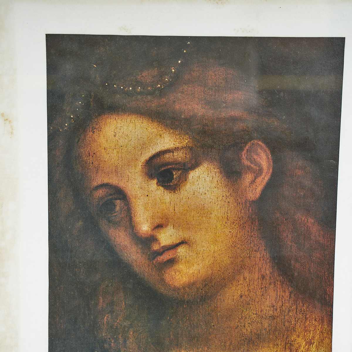 Un volto stampato, una presenza che resta: storia del ritratto femminile 1 Dettaglio di ritratto femminile a stampa con cornice in legno scuro