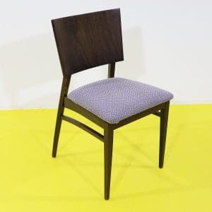 Sedia in legno seduta imbottita tessuto grigio motivo geometrico