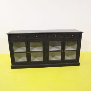 Credenza nera con quattro ante vetrate e quattro cassetti