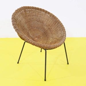 Poltroncina confortevole in vimini e metallo struttura arrotondata