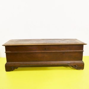 Cassapanca confortevole in legno massello con decori intagliati