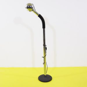 Lampada da terra bellissima in metallo cromato con stelo flessibile