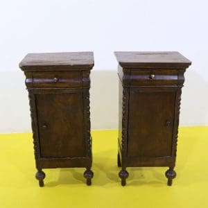 Coppia comodini in legno gambe tornite anta e cassetto