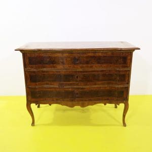 Cassettone in legno tre cassetti fronte mosso intarsiato