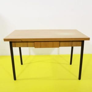 Tavolo allungabile a tiro in formica con gambe in metallo