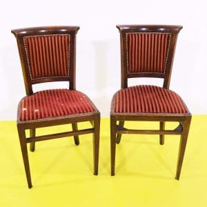 Coppia di sedie in legno con rivestimento rosso e borchie decorative