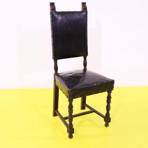 Sedia in stile rinascimentale in legno e pelle con borchie