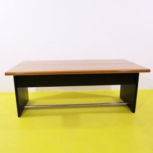 Scrivania vintage con piano in legno e fianchi laccati neri